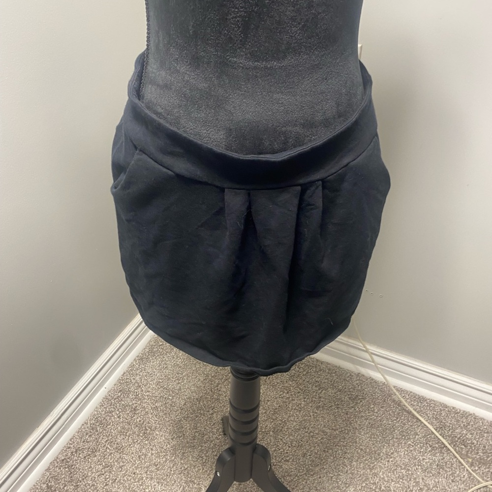 Large short black skirt with pockets